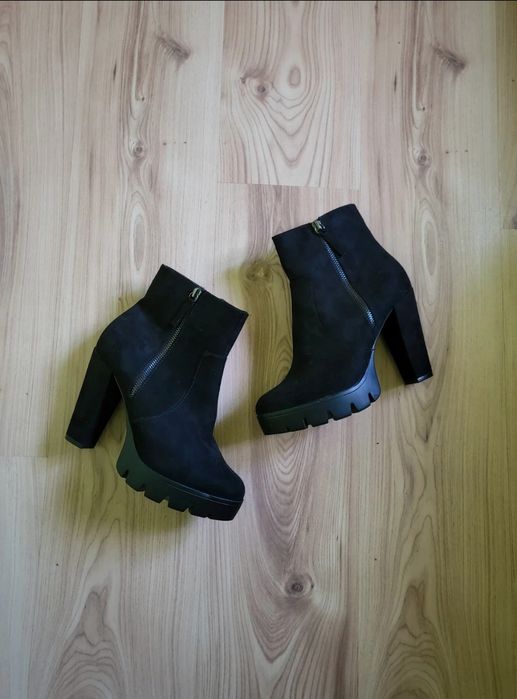 Nowe zamszowe czarne botki na słupku i platformie BullBoxer