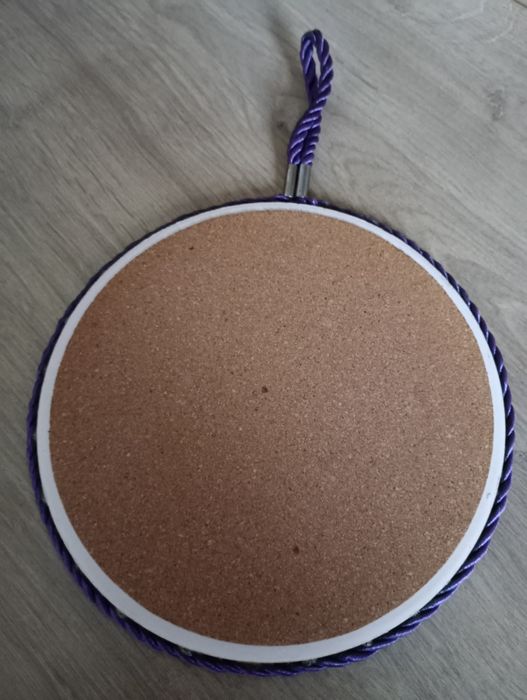 Talerzyk porcelanowy na korku.