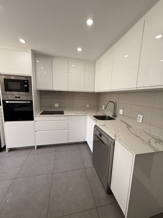 Apartamento t3 à venda na Rua António Sérgio, 18