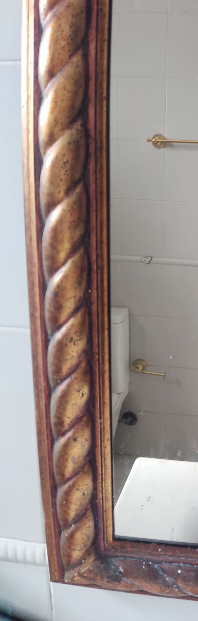 Espelho grande com moldura trabalhada