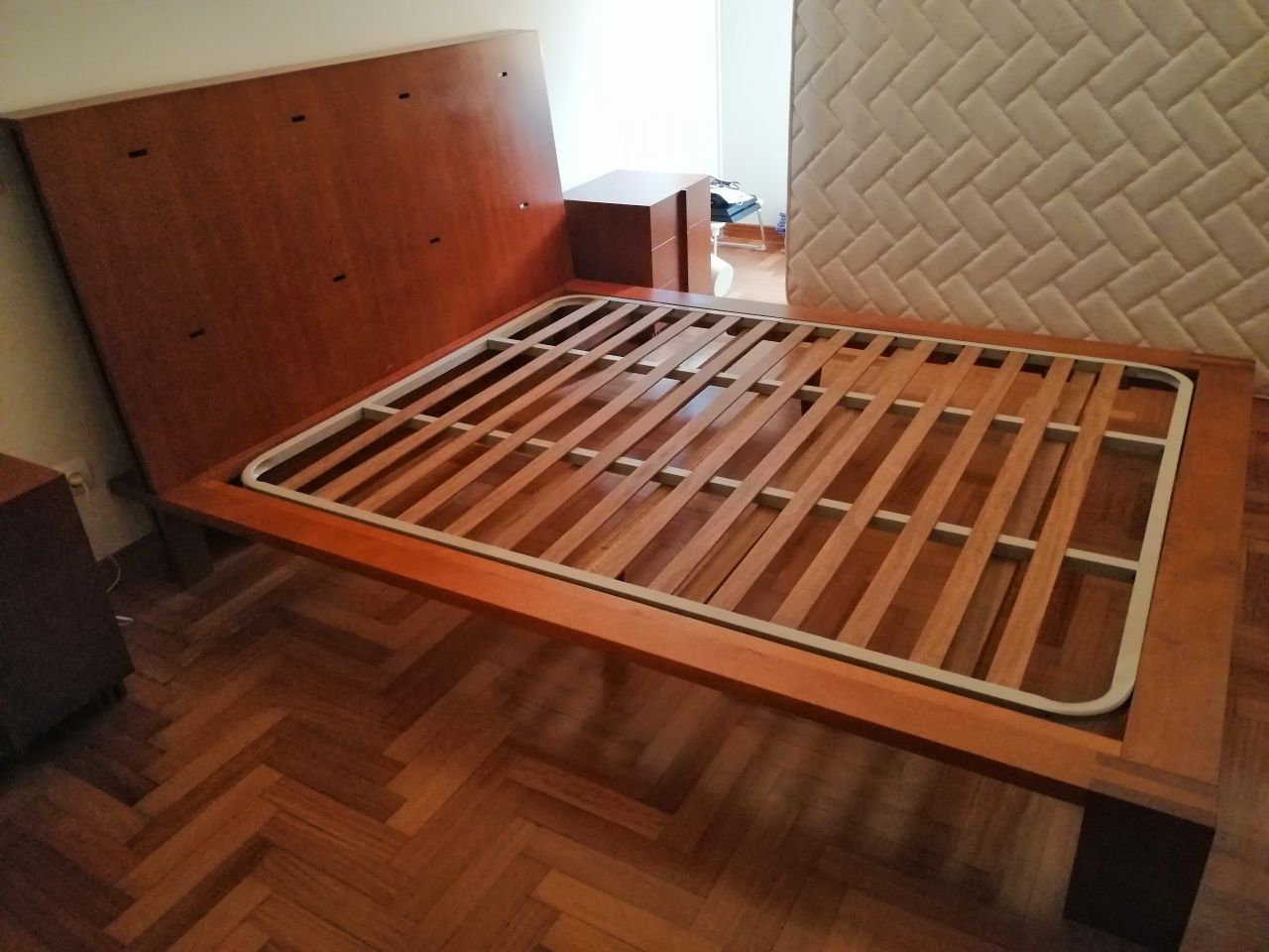 Cama de casal com duas mesas de cabeceira