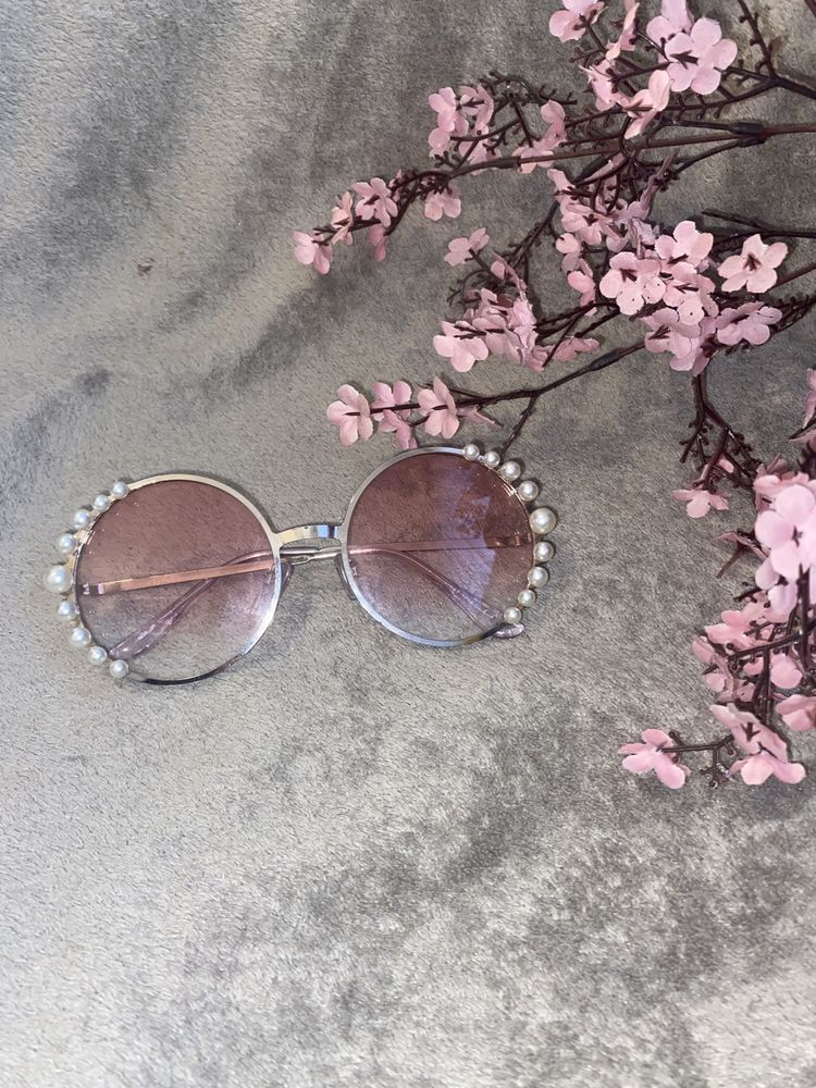 Rozowe okulary z perelkami