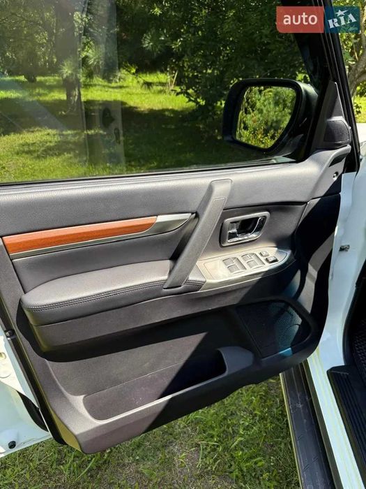 Mitsubishi Pajero Wagon 2012