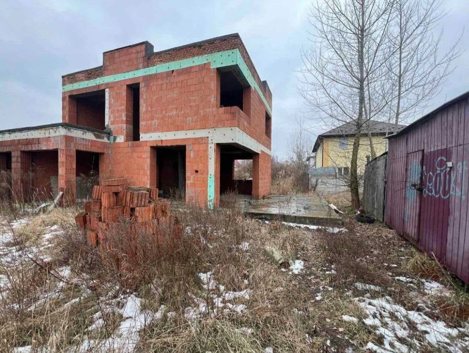 Будинок на великій ділянці у центрі села  з виходом на озеро.