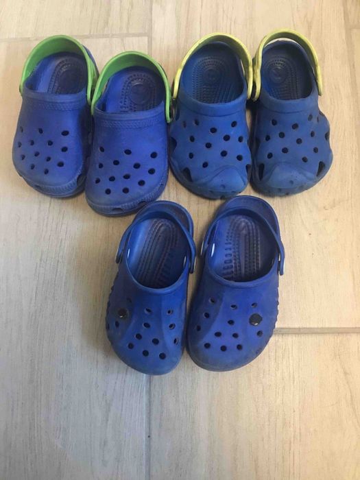 Шльопанці  та крокси на хлопчика