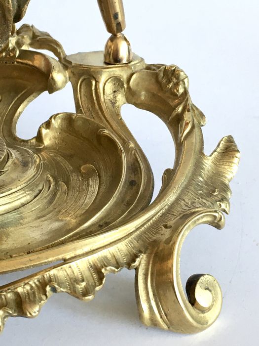 Podstawa pod pióro ze złotą skuwką i kobietą. J. Serkowski w Warszawie