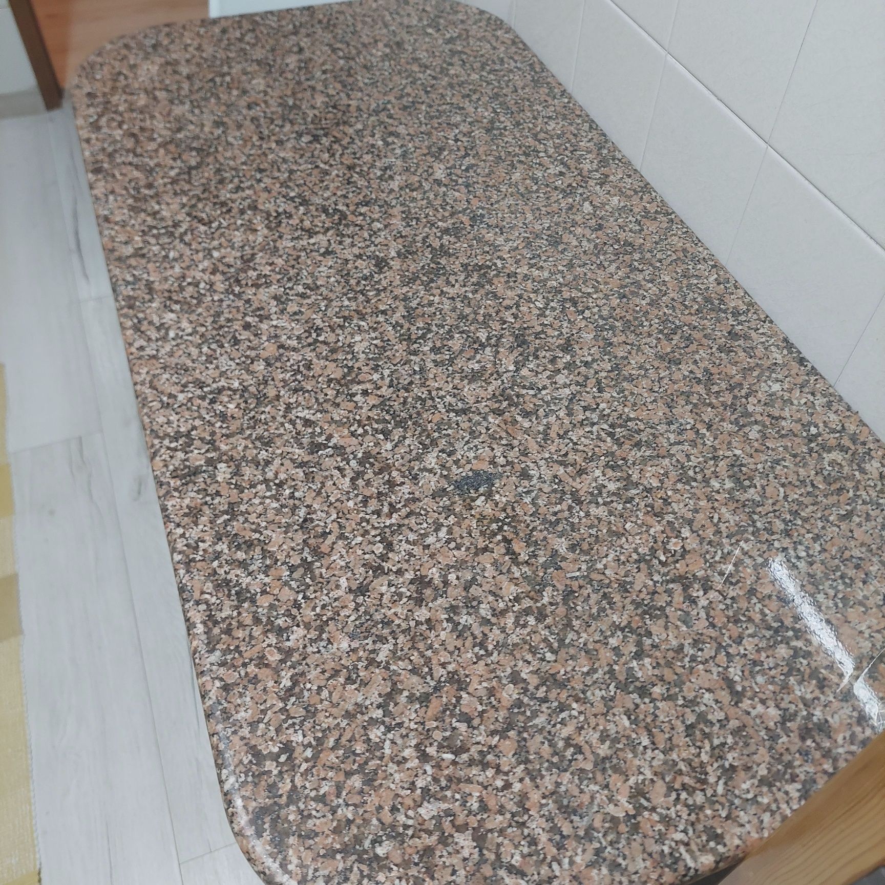 Mesa de pedra e Madeira