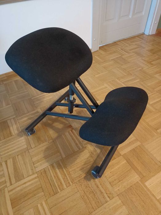 Klękosiad do biurka firmy Paged