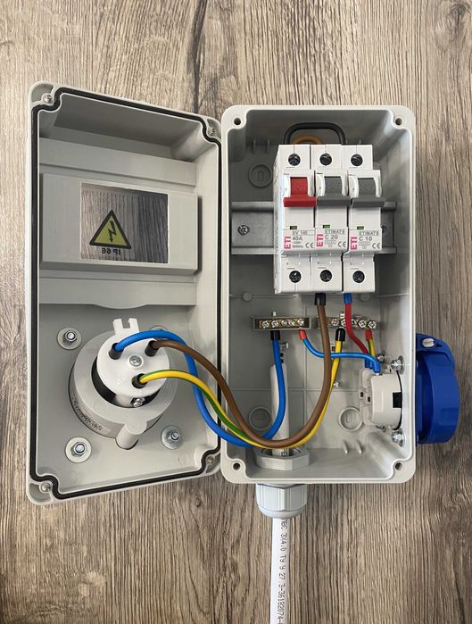 Щит для зарядки електромобіля з дод. розеткою (230В_Ком 7,3 кВт+2 кВт)