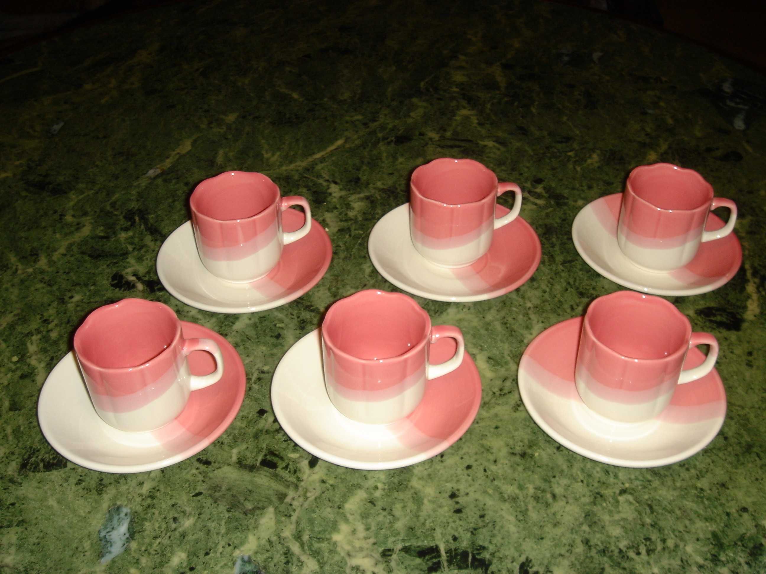 Кофейный набор на 6 персон (6 чашек, 6 блюдец, 6 ложечек).