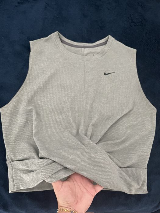 Camisolas Nike rosa e cinza