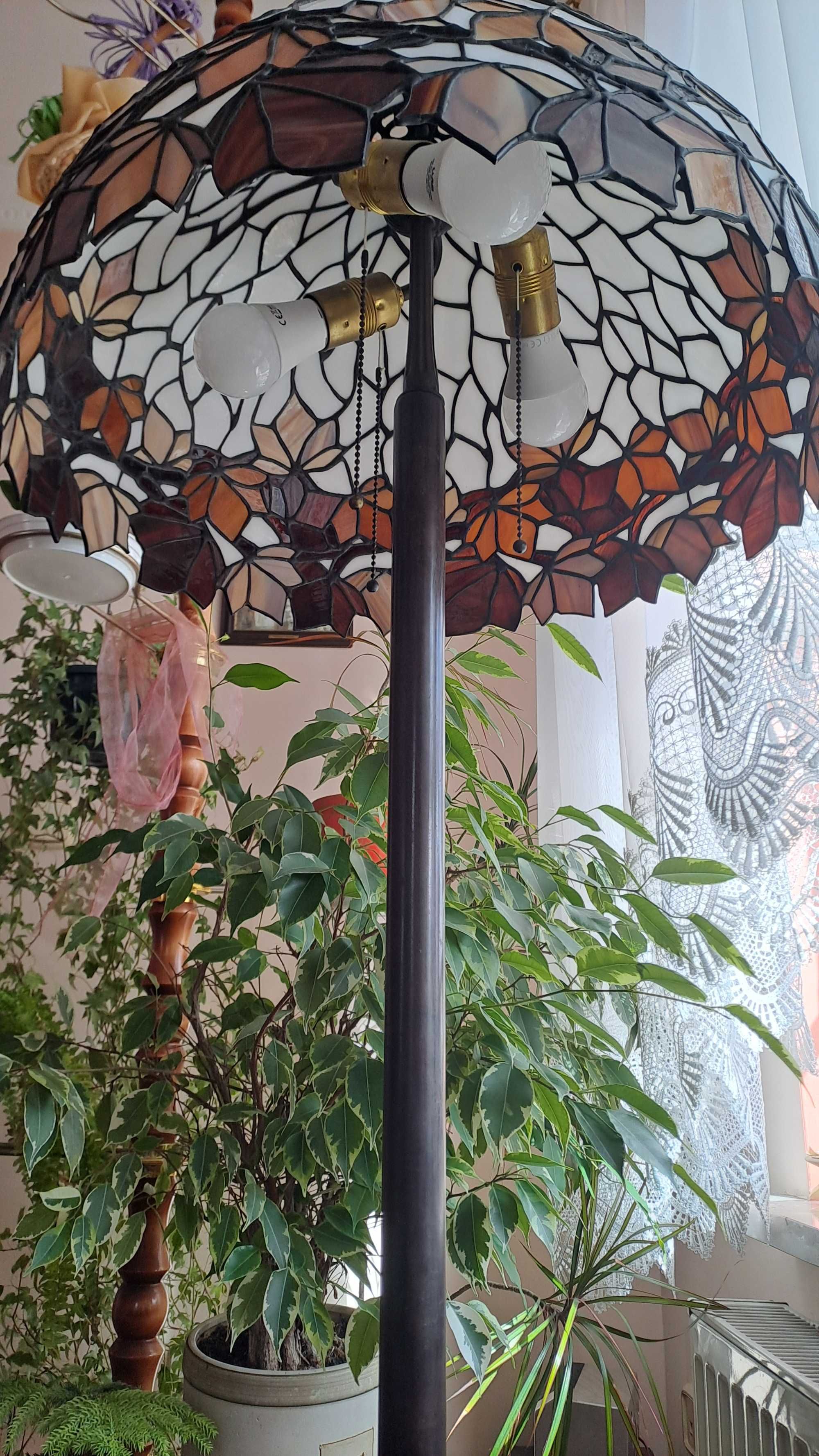 Luksusowa mosiężna  lampa stojąca z witrażowym  szklanym abażurem
