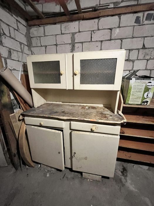 Kredens do renowacji zdrowe drewno