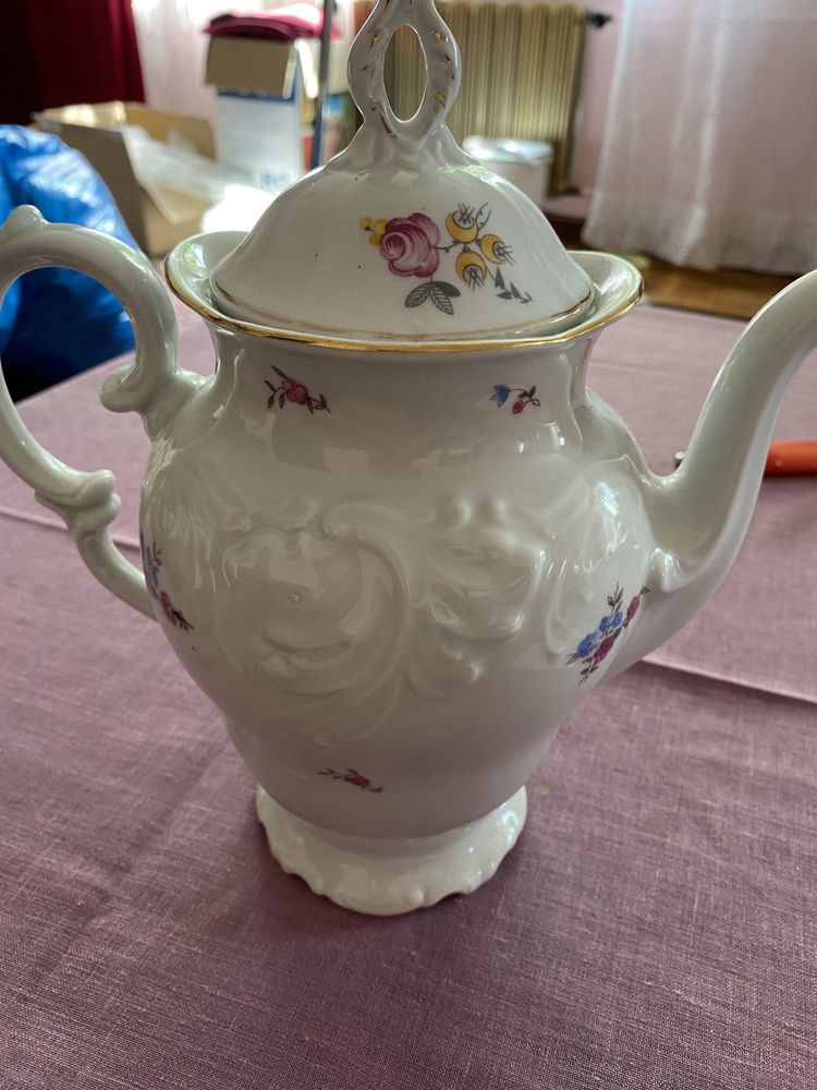 Stary porcelanowy dzbanek imbryk na herbatę