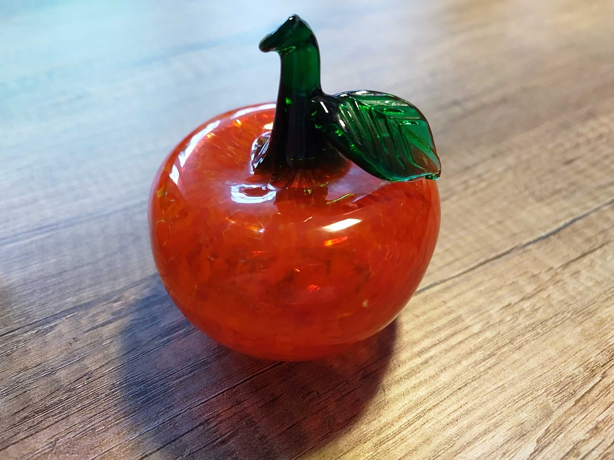 Ręcznie wykonane, szklane figurki jabłek