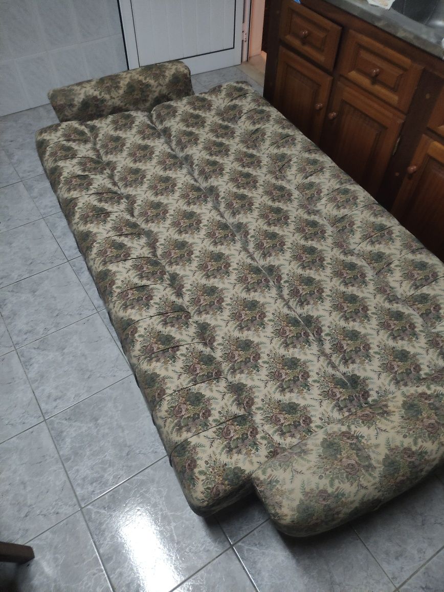 Sofá cama usado em bom estado