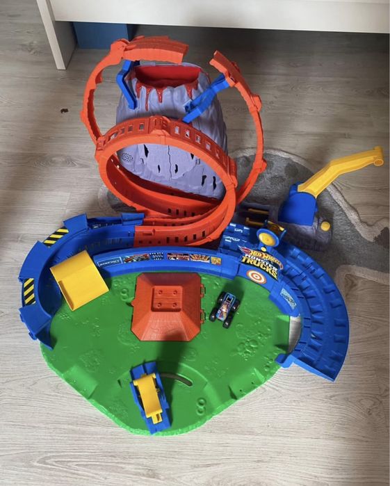 Duza baza hot wheels monster truck