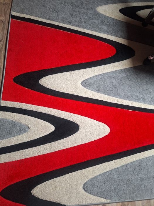 Dywan czerwono- czarno- biały