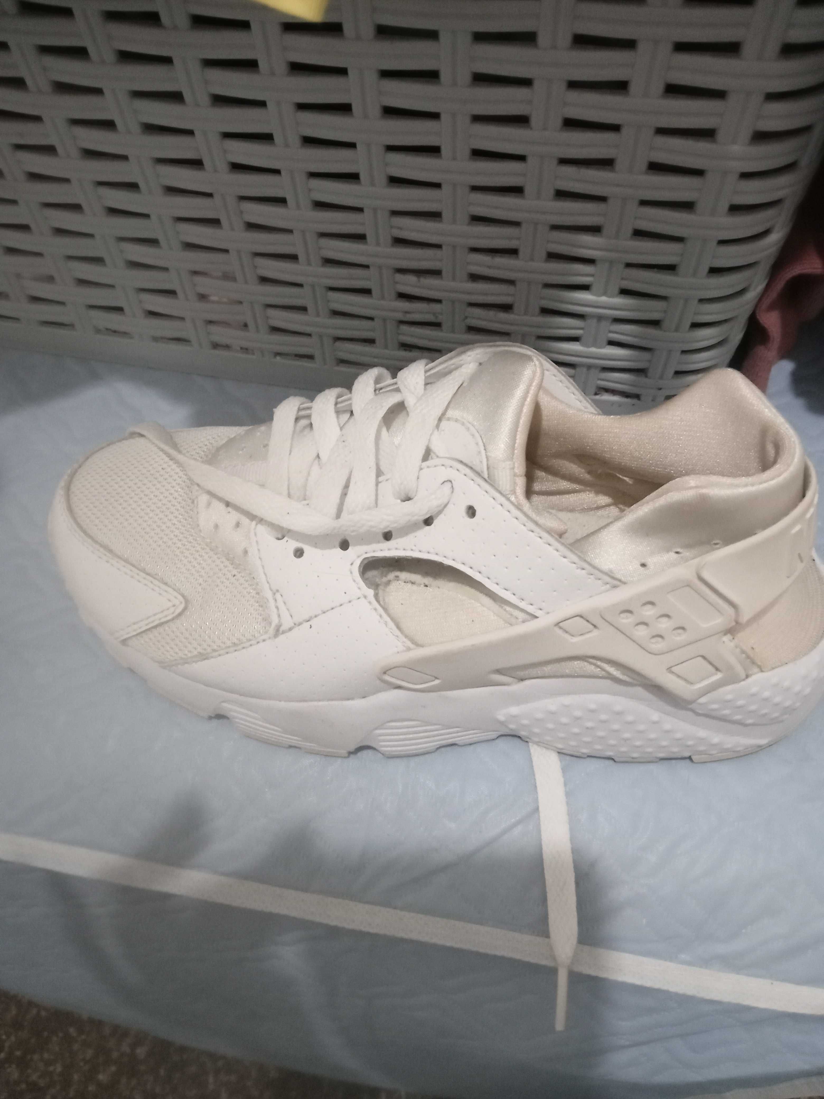 Tênis Nike hurache brancos