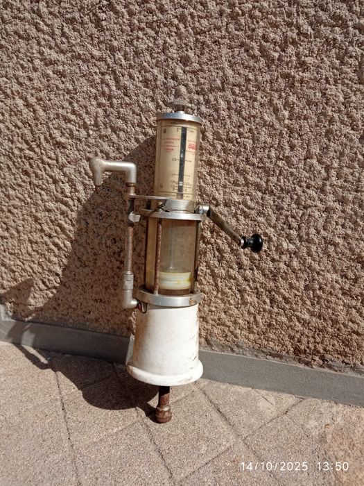 Bomba antiquíssima de medicação e extração do azeite