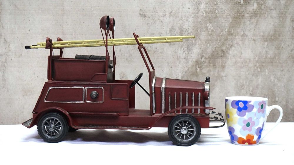 Model starego samochodu strażackiego