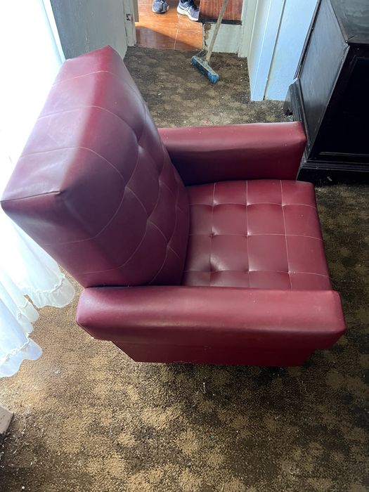 Cadeira estofada em vermelho – confortável e funcional