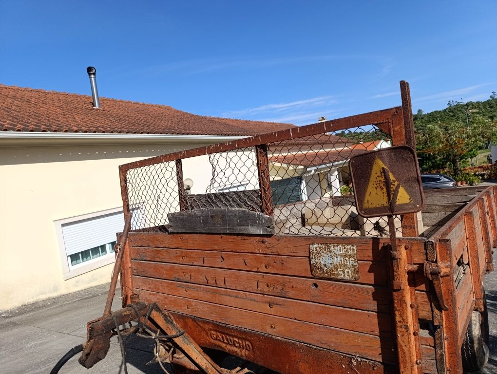 Vende-se reboque para trator agrícola