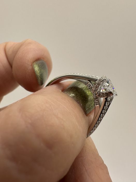 Каблучка з білого золота 585 проби від 4г.  Шикарна на заручини