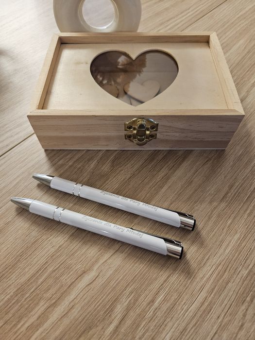 Skrzynka i długopisy życzenia młodej parze