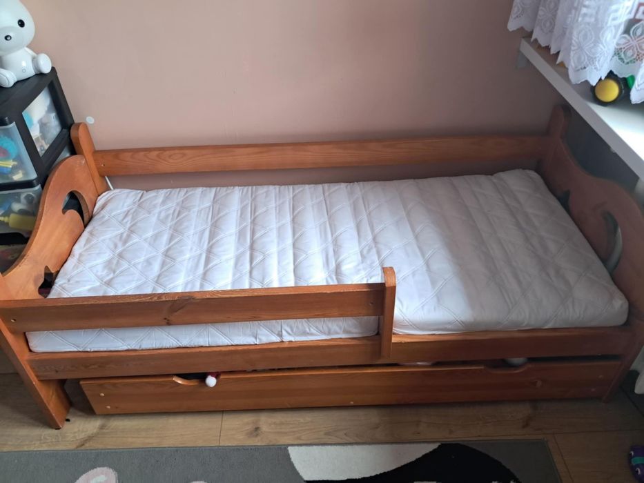 Łóżko z materacem i szufladą