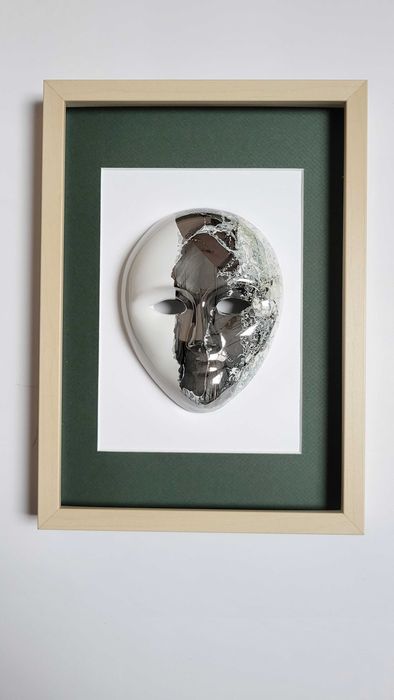 Maska ceramiczna malowana ręcznie oprawiona w ramy- obraz