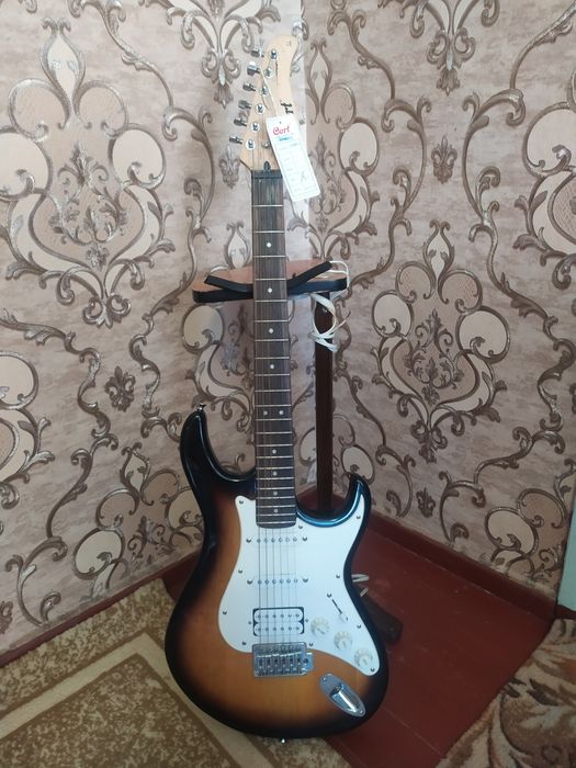 Продам электрогитара Корт 110 +микрофон