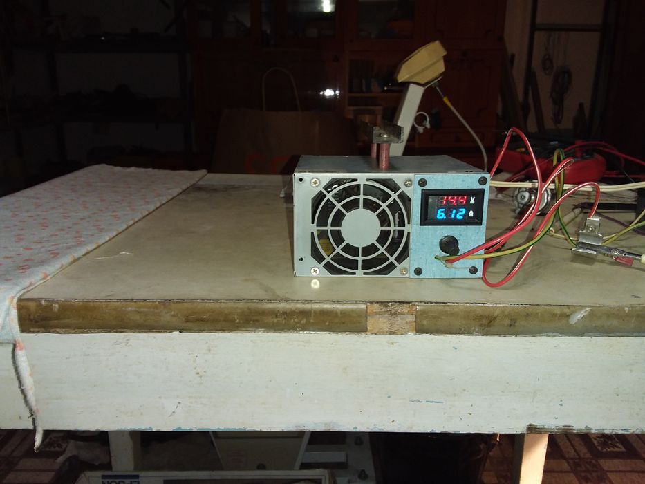 Зарядний пристрій для автомобільної АКБ 12 вольт.