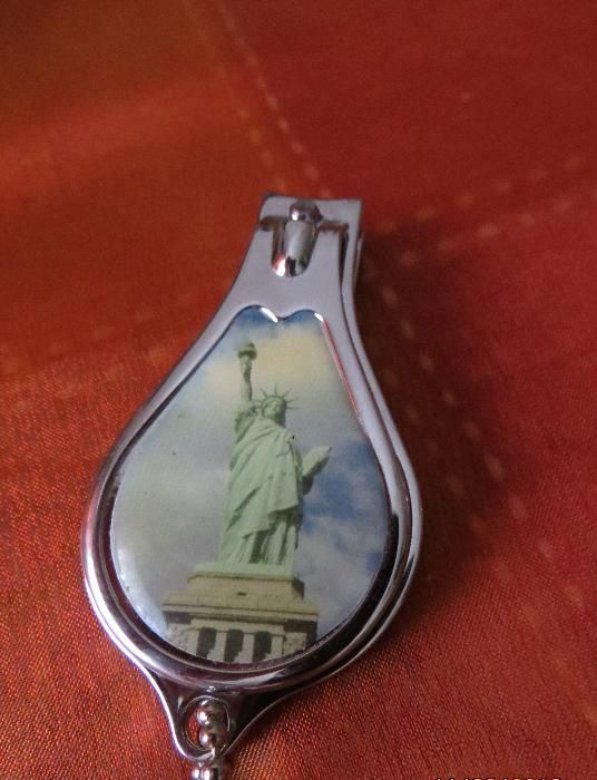 Porta chaves Cristo Rei c/ abre cápsulas e corta unhas