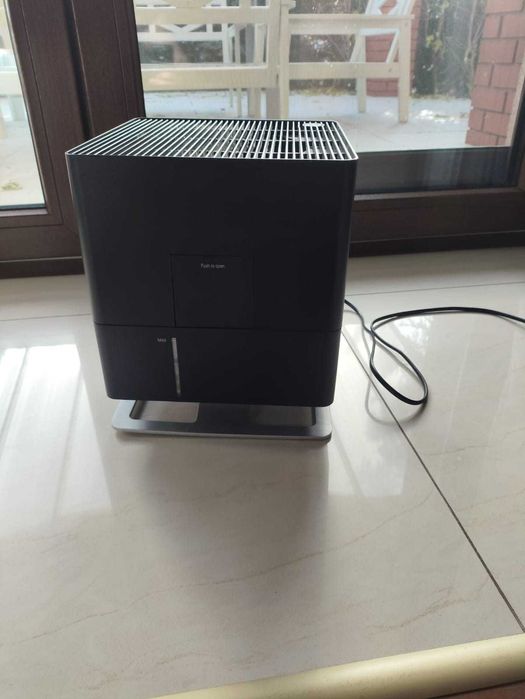 Nawilżacz powietrza ewaporacyjny Stadler Form Oskar higrostat Czarny