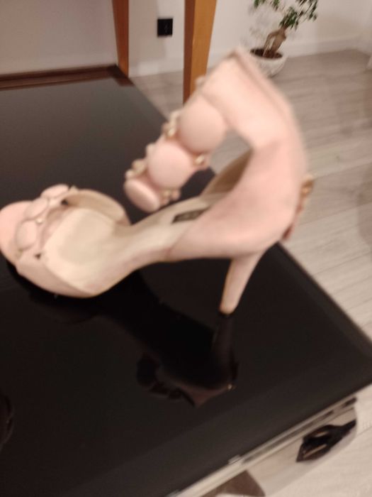 Eleganckie szpilki odkryte.