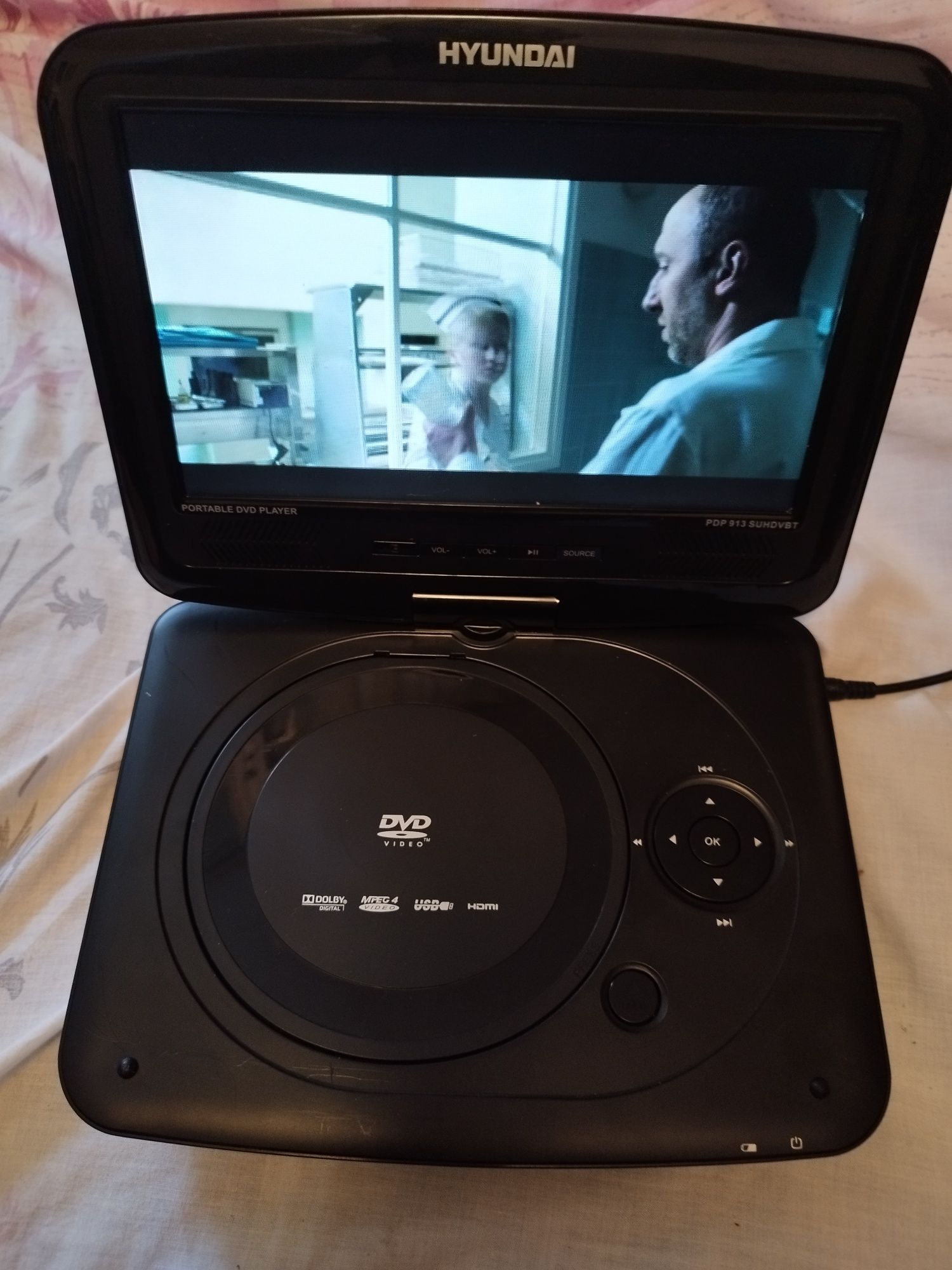 Dwa przenośne DVD z ekranem Philips i Hyundai