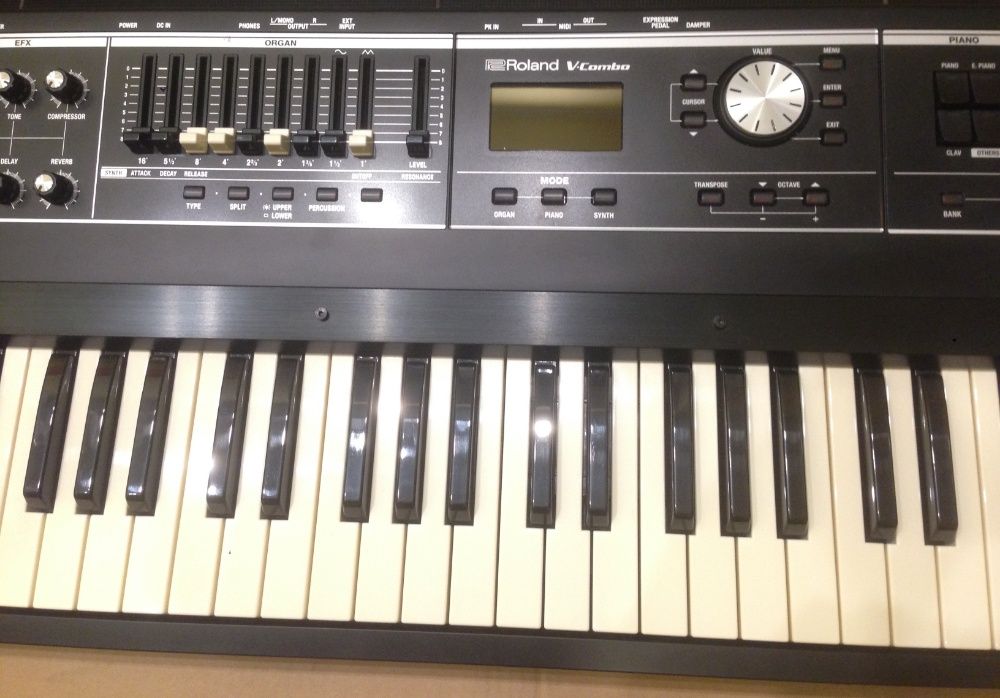 Профессиональный синтезатор (електропіано) Roland VR-730
