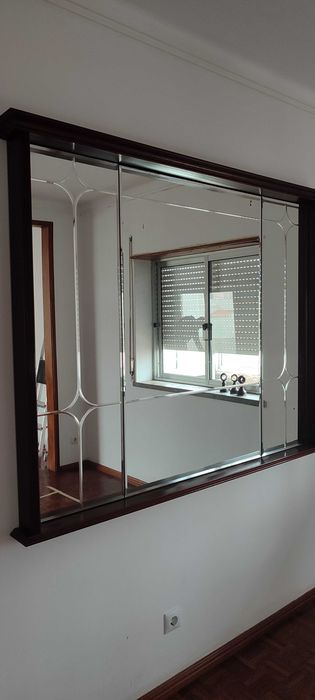 Espelho com Moldura em Madeira