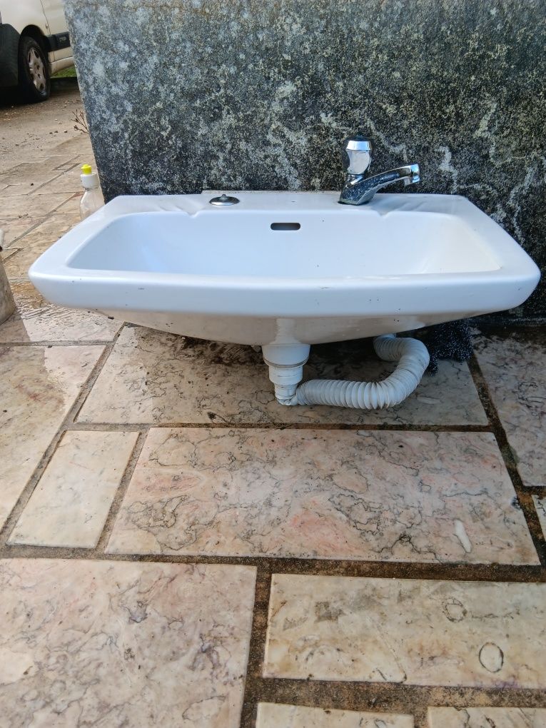 Lavatório casa banho com torneira
