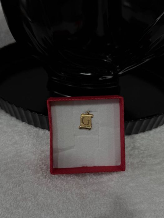 Złota zawieszka papirus z literką G 585 – elegancka, 1 cm, 0,4 g