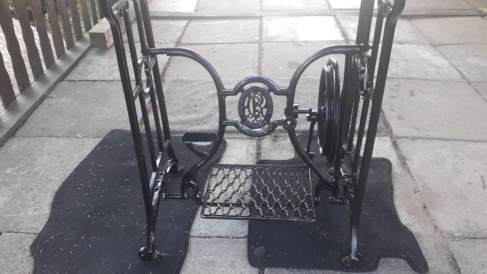 stolik z maszyny Singer 55x65 cm blat z marmuru włoskiego Carrera