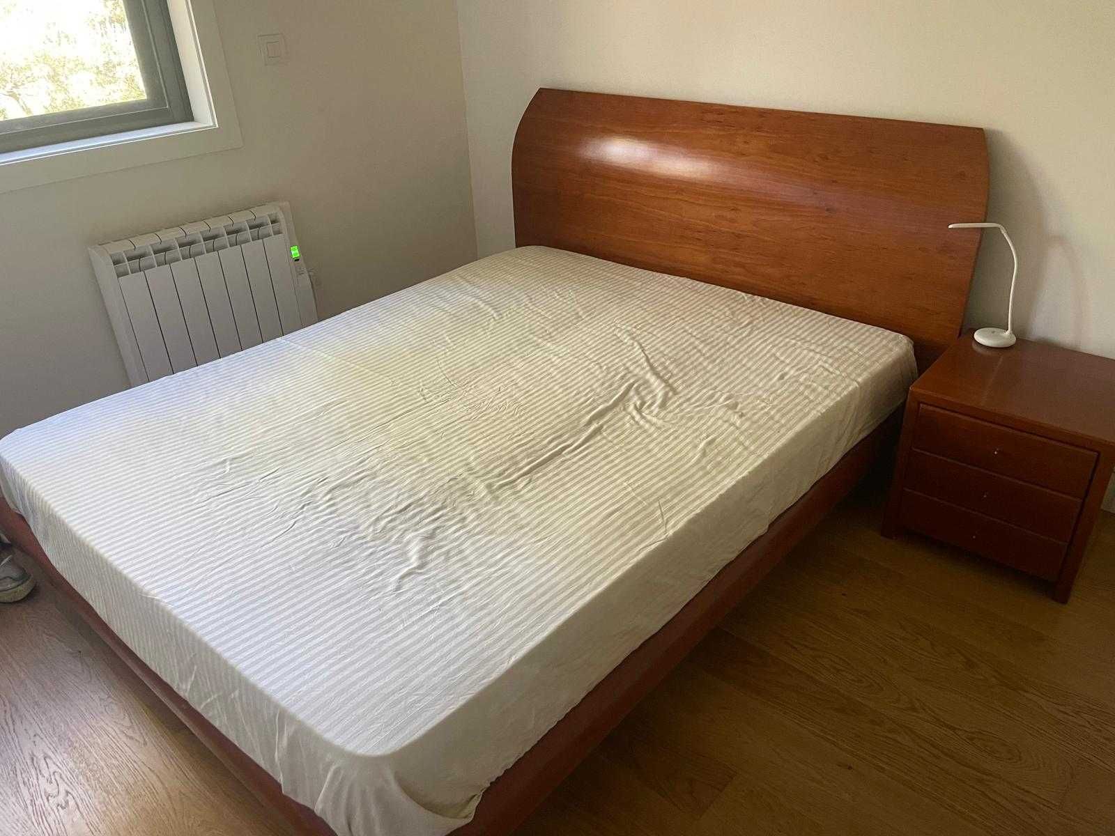 Cama com duas mesinhas de cabeceira, colchão e estrado