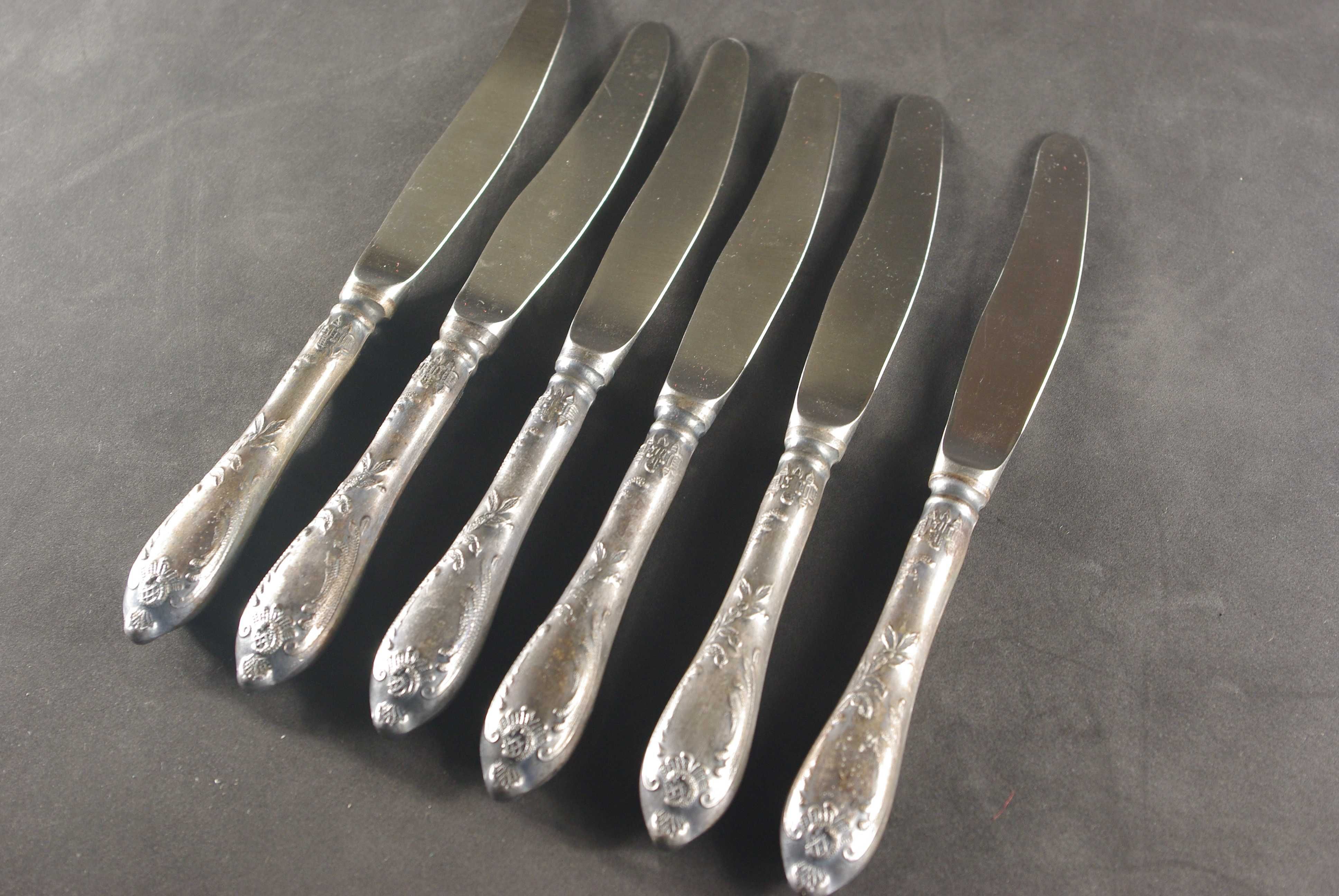 Шесть красивых Советских мельхиоровых ножей с посеребренный и ручками