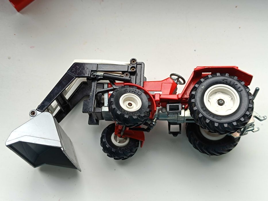 Игрушка трактор Siku Massey Ferguson 1:32 модель