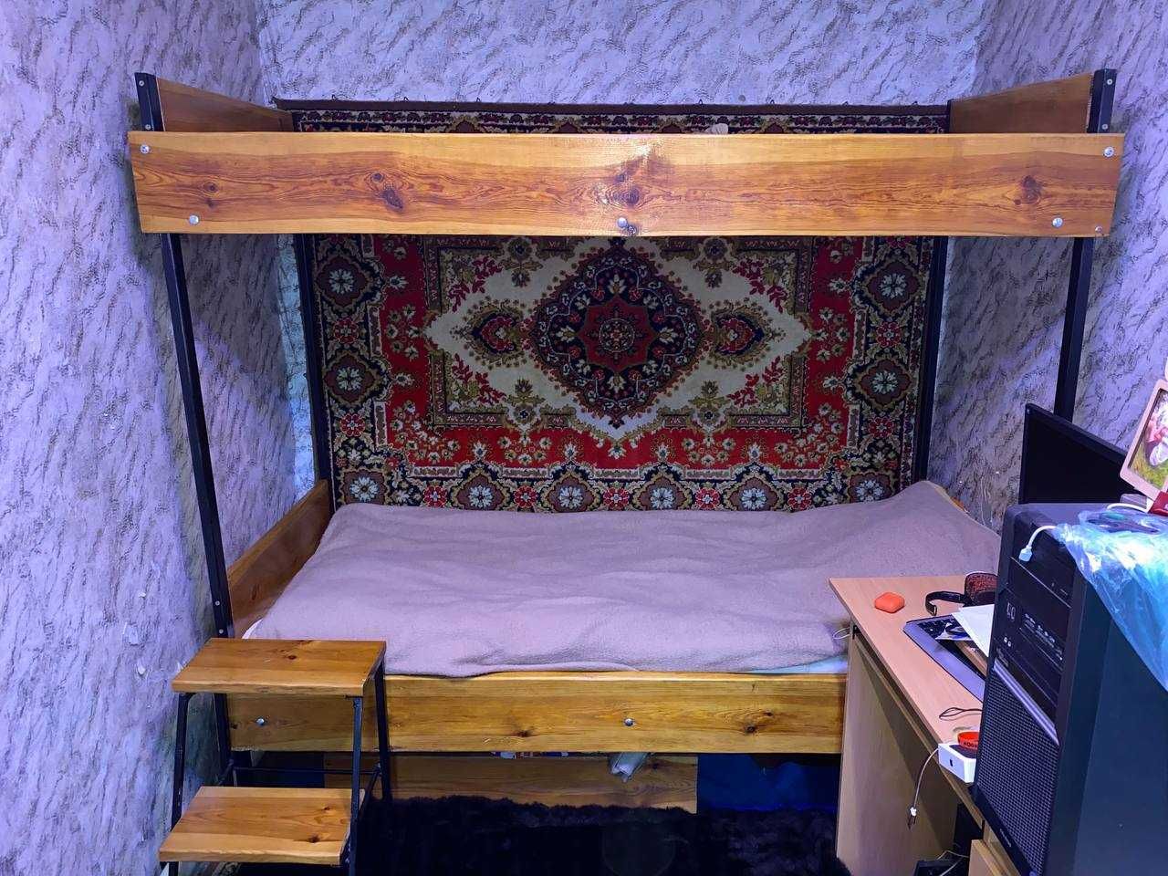 Кровать двухярусная с матрасами.