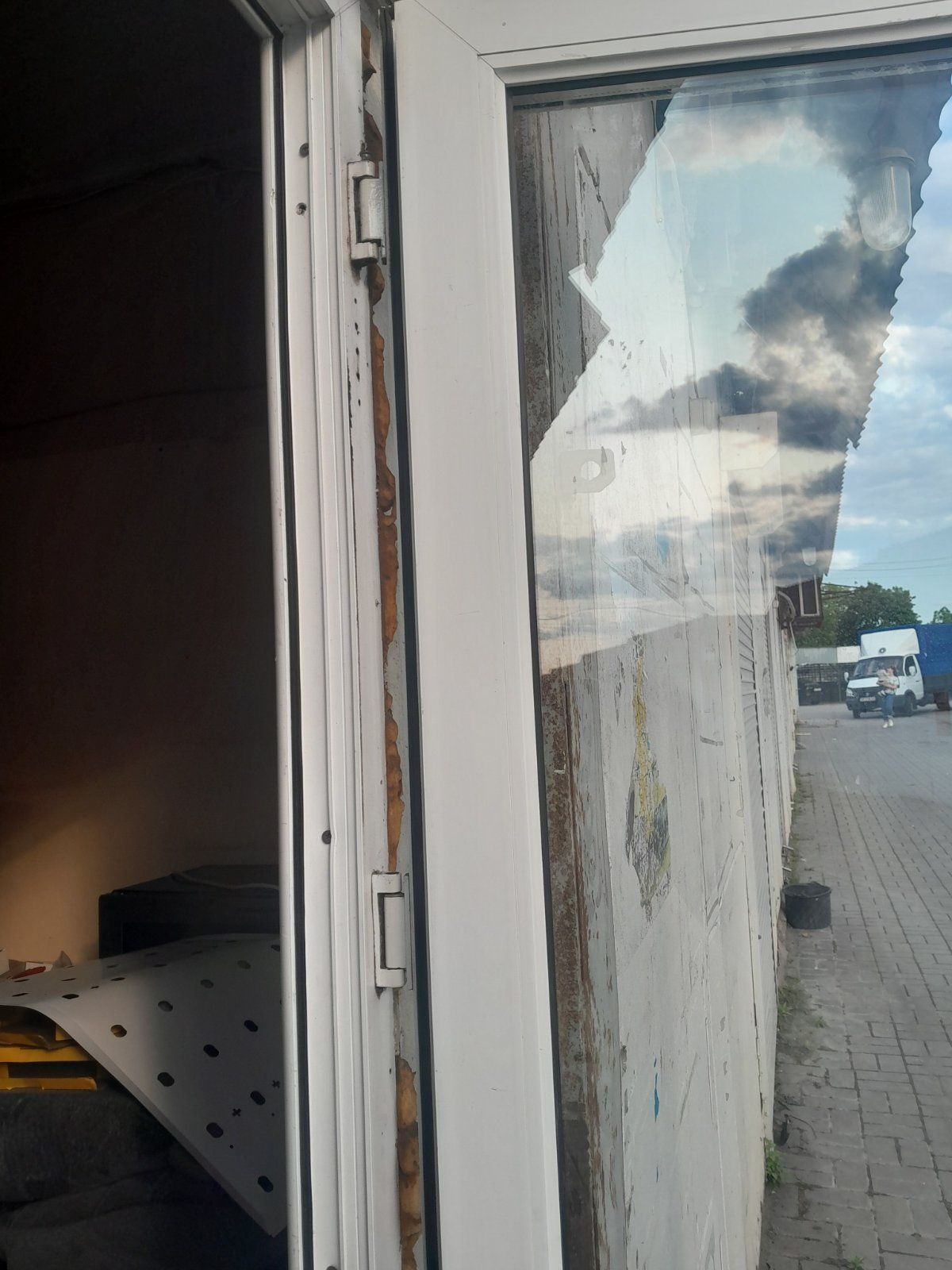 Продам пластиковую дверь