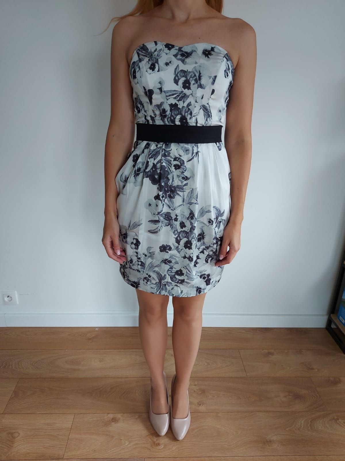 Sukienka H&M rozmiar 36. Biała w ciemne kwiaty