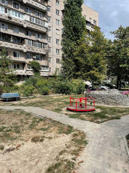 Продам  велику 3к квартиру  пр О.Поля 1/9 низ Кірова