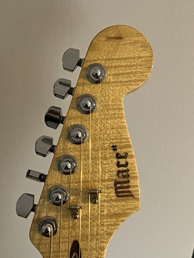 Gitara lutnicza typu Stratocaster. Wysokiej klasy materiały i osprzęt.